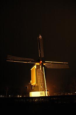verlichte molen met kerstboom