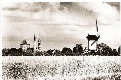 in het koren met de Petruskerk op de achtergrond